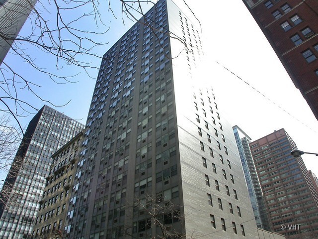 Building Photo - 253 E Delaware Pl