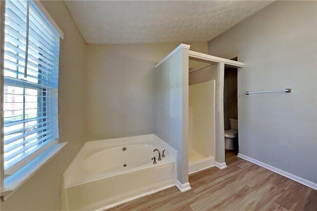 Building Photo - 3703 Majestic Dr SW