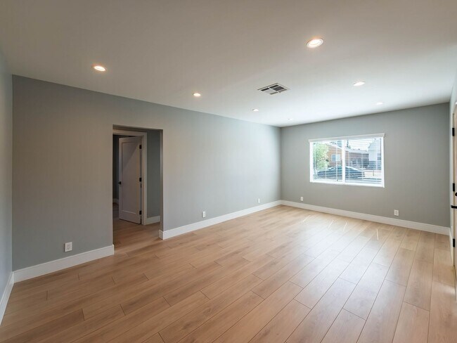 Building Photo - High-End Living Starts Here – Custom Finis...