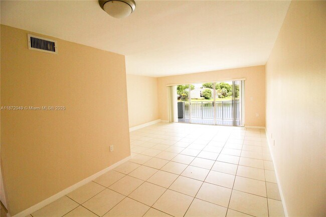Building Photo - 9359 Fontainebleau Blvd