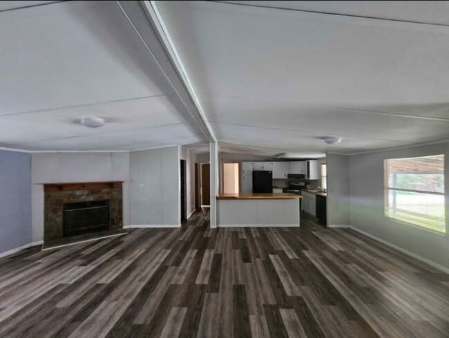 Building Photo - 3/2 Mobile Home with fenced yard DO NOT AP...