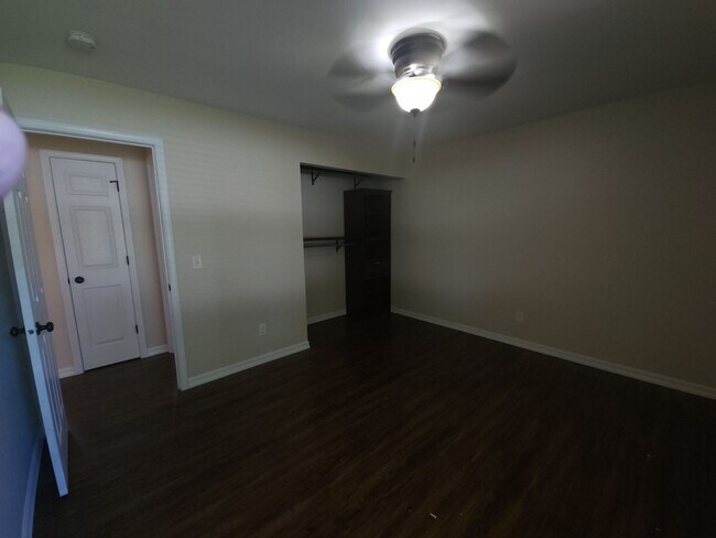 Building Photo - 3 bedroom 3 bathroom house with lots of extras