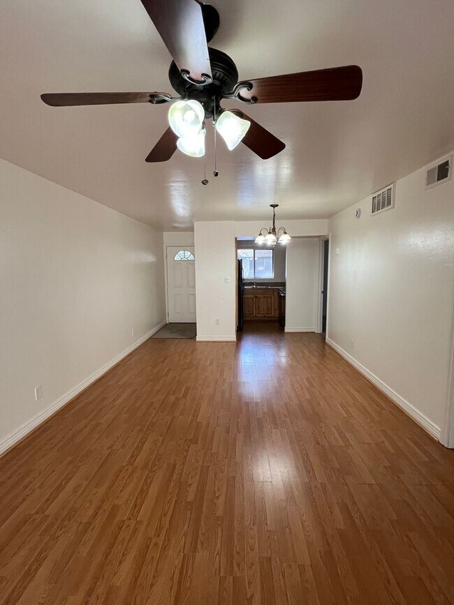 Building Photo - RENT REDUCED! Village at University Height...
