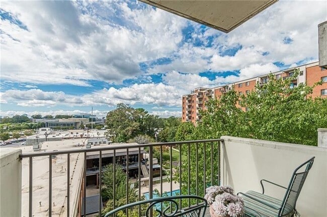 Building Photo - 300 Johnson Ferry Rd