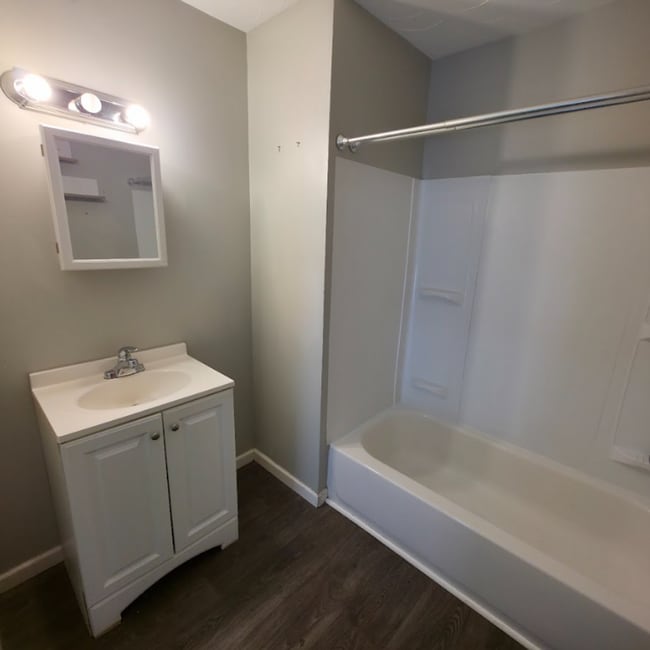 Building Photo - Single Family Home 4 Bedroom and 1 Bath Fo...