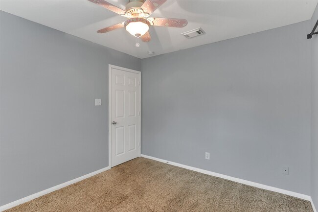 Building Photo - 223 Fantasy Ln