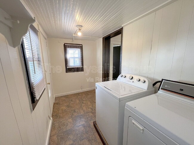 Building Photo - 230 Creve Coeur St