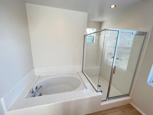 Building Photo - Charming Tustin Ranch Home in Gated Community on Golf Course!