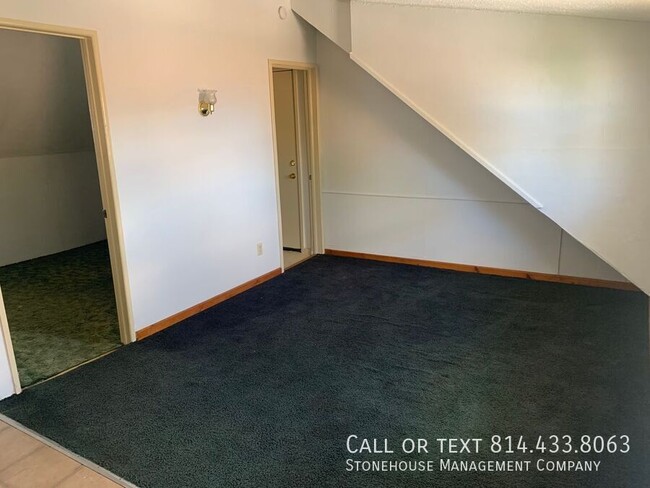 Building Photo - Beautiful 3rd floor 2 bedroom apartment av...