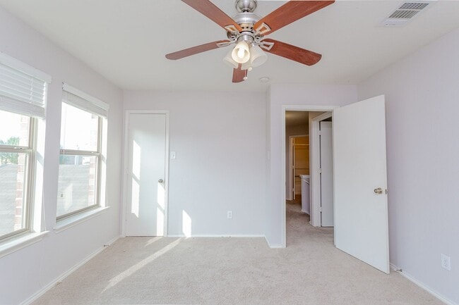 Building Photo - 2007 Rim Rock Dr