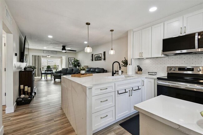 Building Photo - 9032 Mission Oaks Blvd