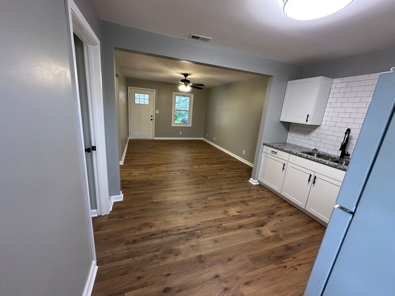 Building Photo - 123 S Sam Davis Ave