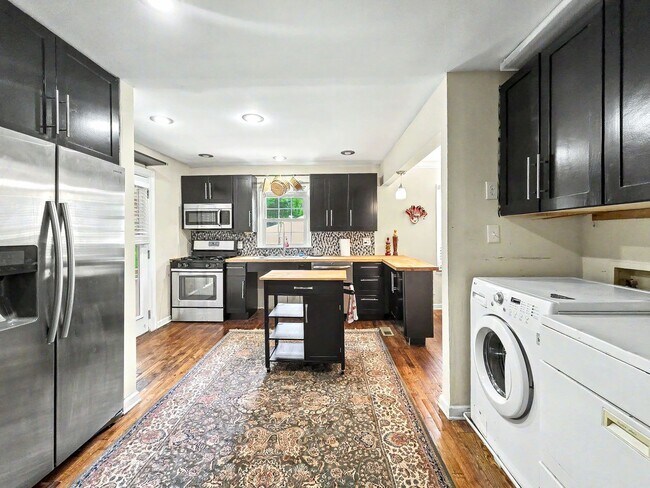 Building Photo - 1804 Sumter St NW