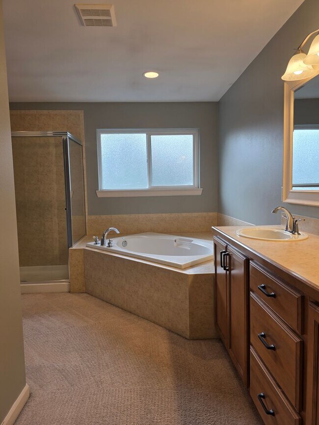 Building Photo - 4 Bedroom Home in Parkland Green!