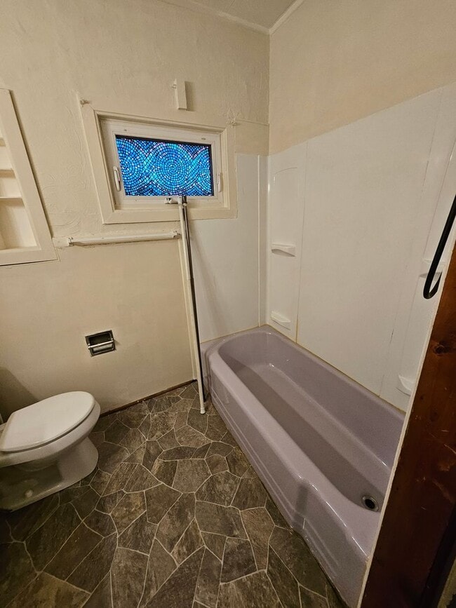 Building Photo - Upper 3 bedroom unit