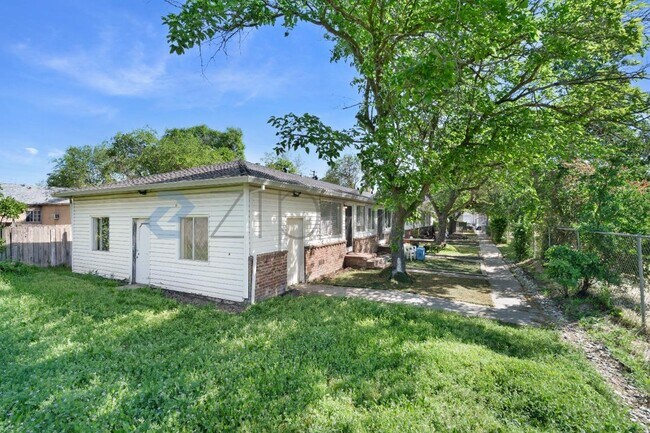 Building Photo - 2749 Fairfield St