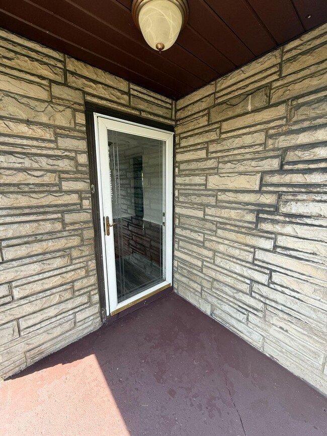 Building Photo - Updated 2BD 1BA house in McKeesport!