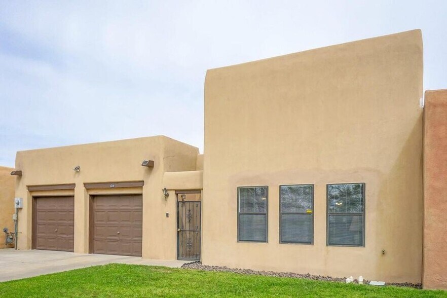 Building Photo - 609 Avenida Montoya NE
