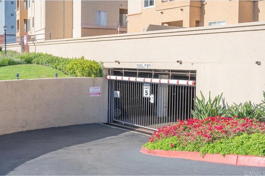 Building Photo - 8889 Caminito Plaza Centro