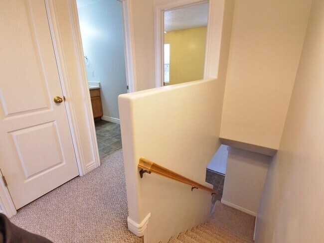 Building Photo - 2-3 Bd 2.5 Bath Townhome in Draper