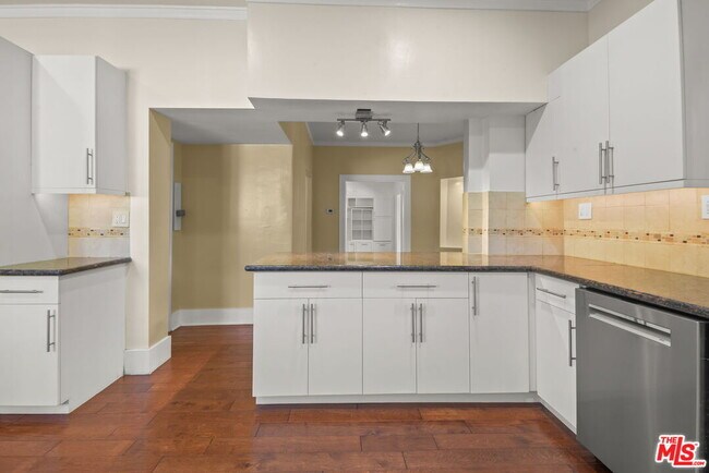 Building Photo - 975 Westchester Pl