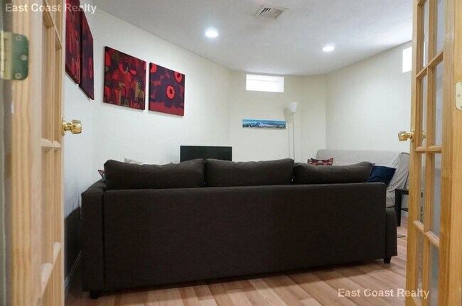 Building Photo - 3 bed + 2 bath Duplex