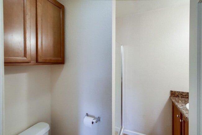 Building Photo - Beautiful 2 Story Townhouse with Prime Location!!