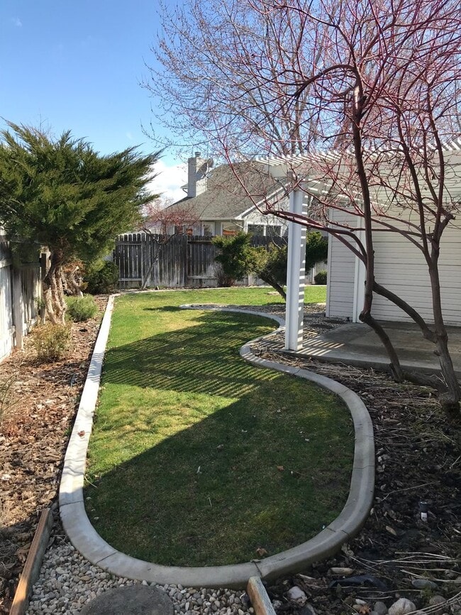 Building Photo - Adorable Well-Cared-For Duplex w/ Garage &...