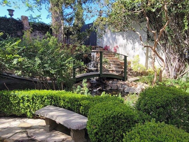 Building Photo - 2057 N Las Palmas Ave