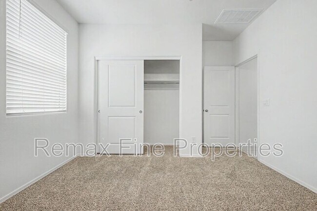 Building Photo - 15543 W Desert Hollow Dr
