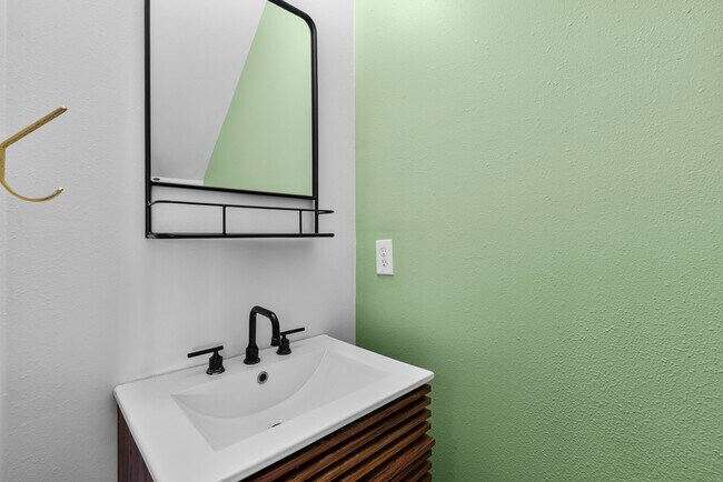 Building Photo - 313 Hogan St