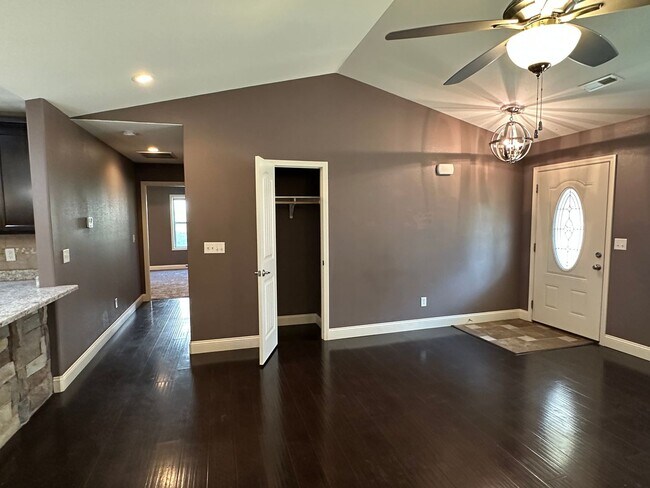 Building Photo - 4 Bed 2 Bath FOR RENT in Waynesville
