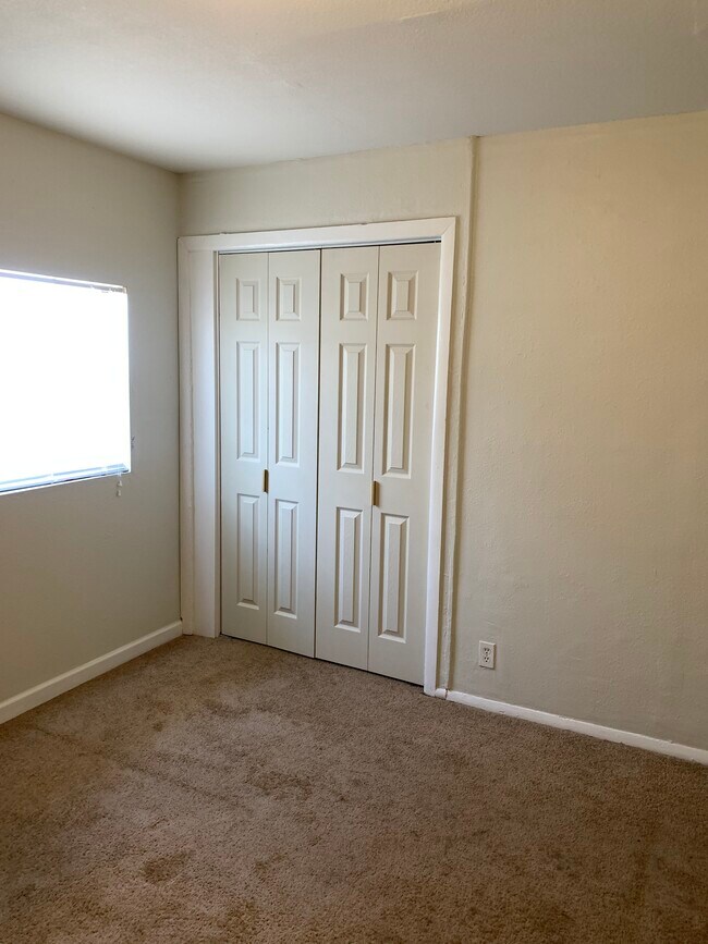 Building Photo - 1207 N Ross Ave