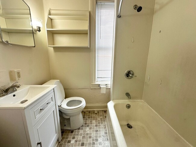 Building Photo - 4 Bedroom 1 Bathroom w/Garage in York City!