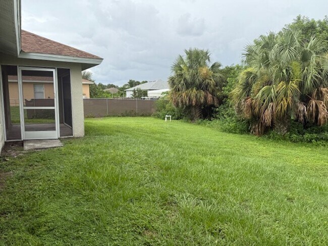 Building Photo - Spacious 3 Bed / 2 Bath Home in the Heart ...