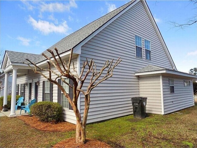 Building Photo - Spacious Condo with Expansive Pond Views