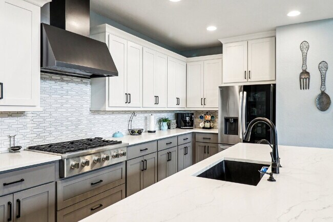 Building Photo - "Spacious 5-Bed Oasis with 4.5 Baths – You...