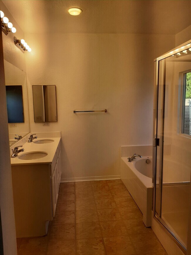 Building Photo - 1060 Indiangrass Dr