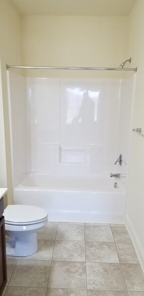 Building Photo - 2000 Fountainview Cir