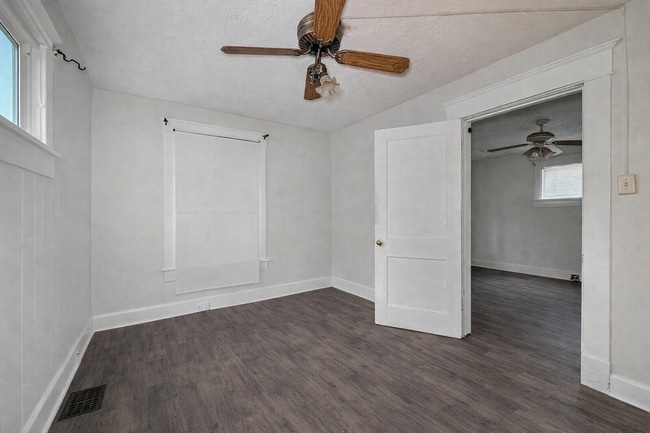 Building Photo - 851 W 25th St