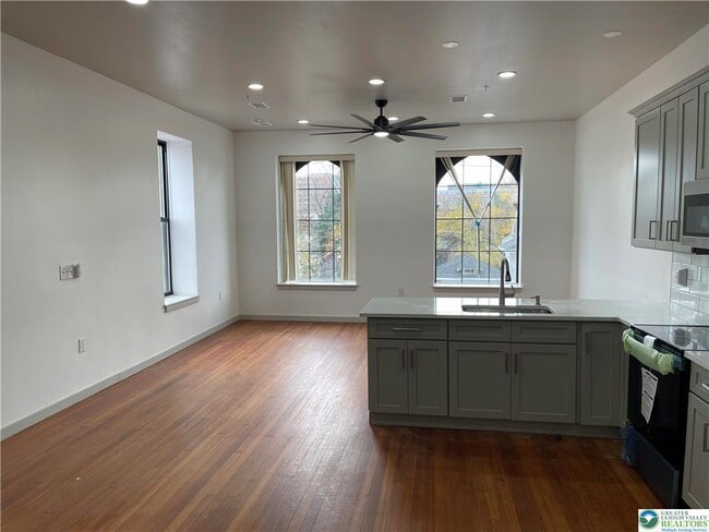 Building Photo - 711 W Chew St