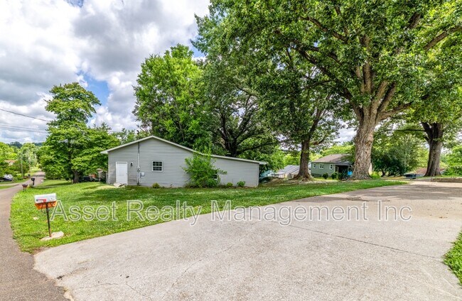 Building Photo - 2208 Sanderson Rd