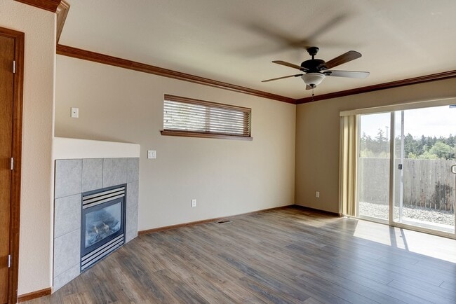Building Photo - 3 Bedroom, 2.5 Bath Island Place Townhome