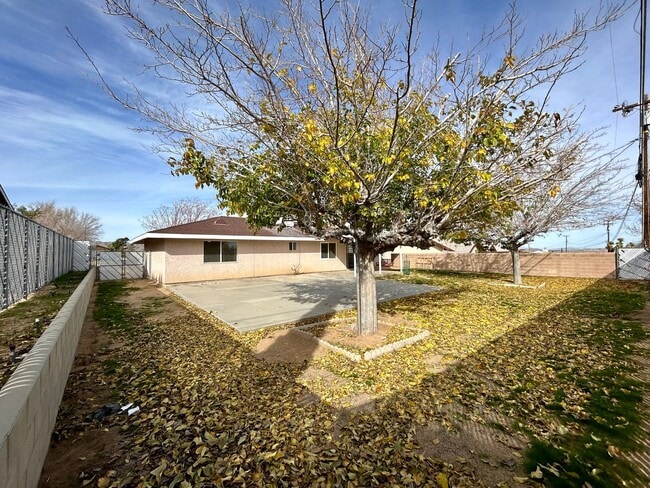 Building Photo - AVAILABLE NOW!! 3 Bedroom 2 Bathroom Home in Yucca Valley!! MOVE IN SPECIAL HALF OFF ONE MONTH'S ...