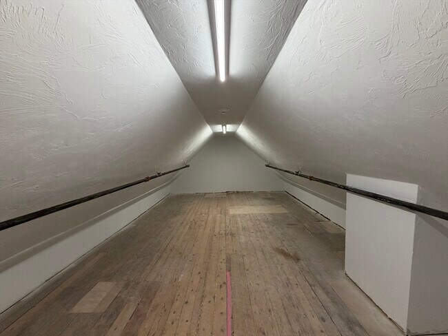 Building Photo - 129 Kenoza Ave