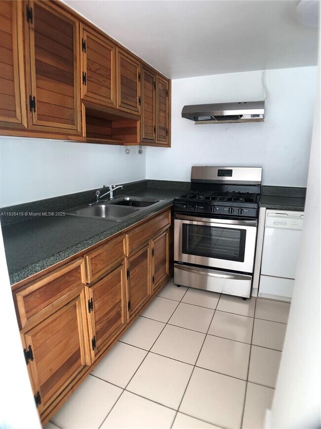 Building Photo - 2539 Bayshore Dr