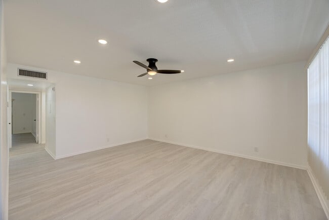 Building Photo - 473 Burgundy N