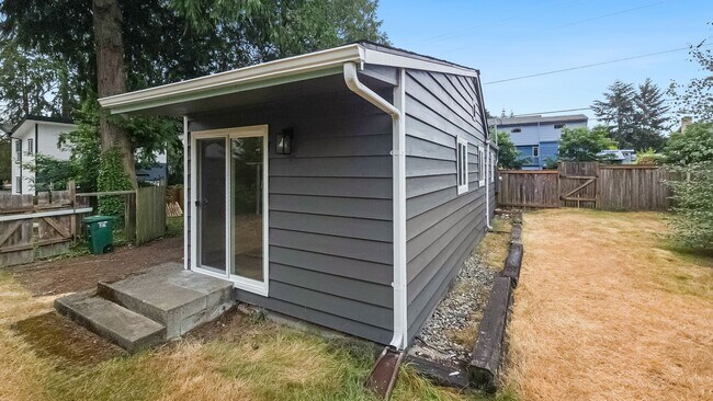 Building Photo - Updated 2-Bed Home Near Parks, Transit, and Light Rail