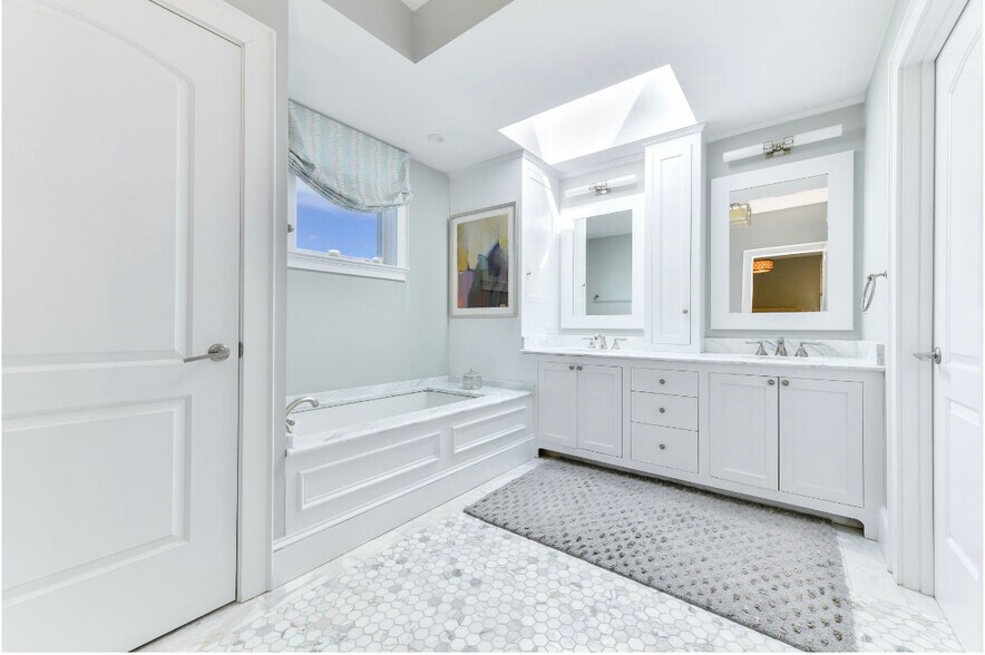 Master Bath en suite - 846 E Broadway