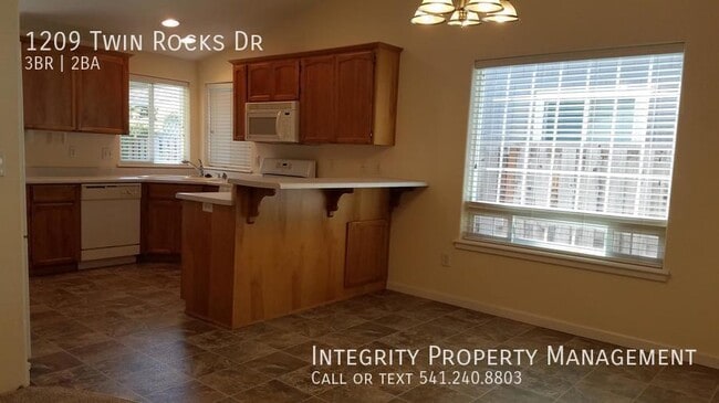 Building Photo - 1209 Twin Rocks Dr